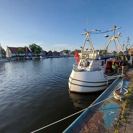 Hochwertige Ferienwohnung Direkt Am Wasser Mit Balkon 그라이프스발트 외부 사진